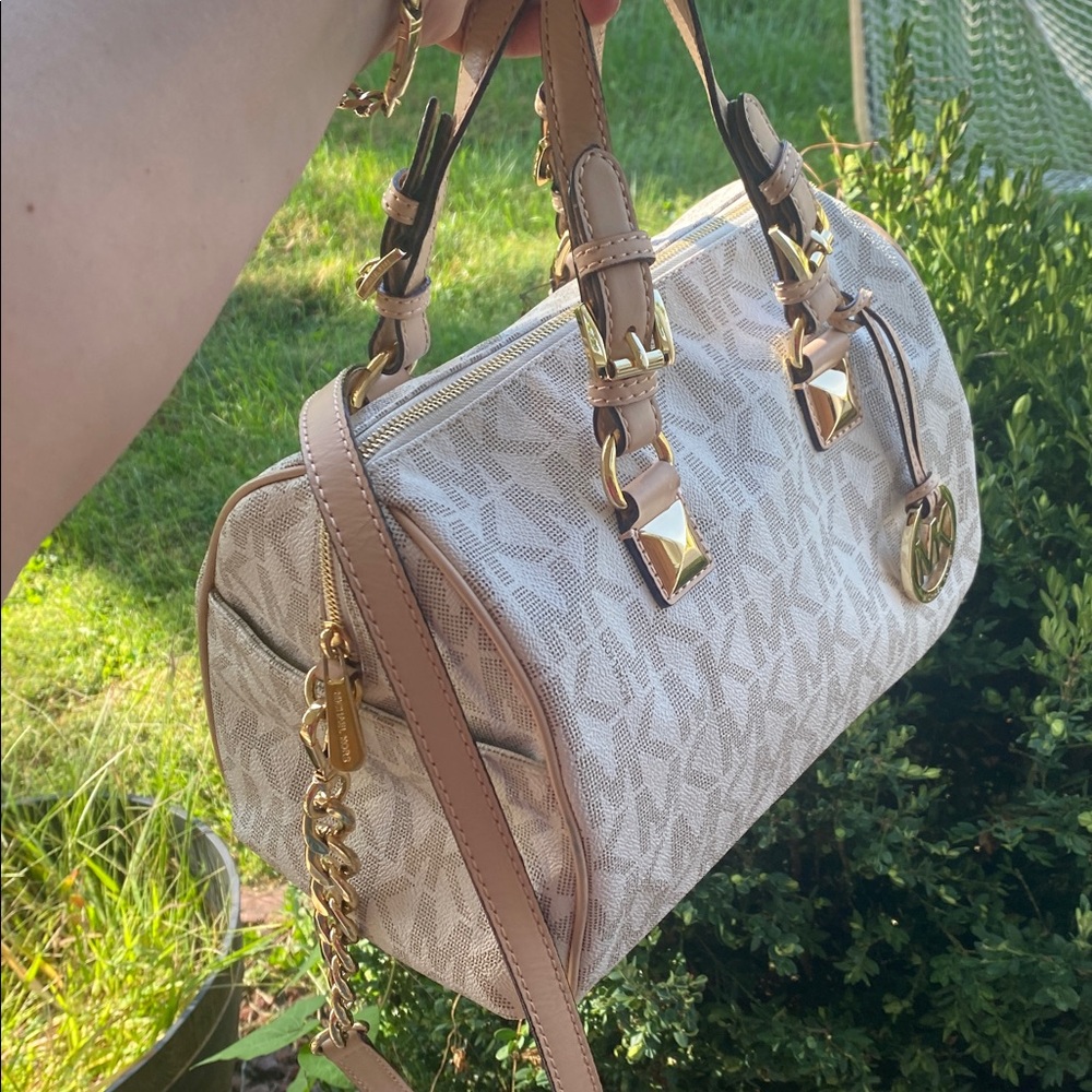 💛🤍Michael Kors Grayson Logo Monogram Satchel💛🤍